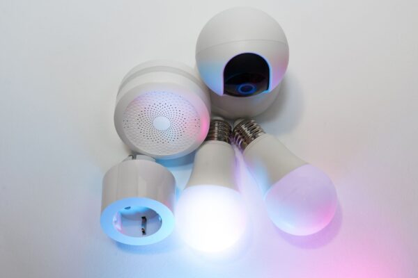Casa inteligente com smart speaker e lâmpadas conectadas na sala de estar