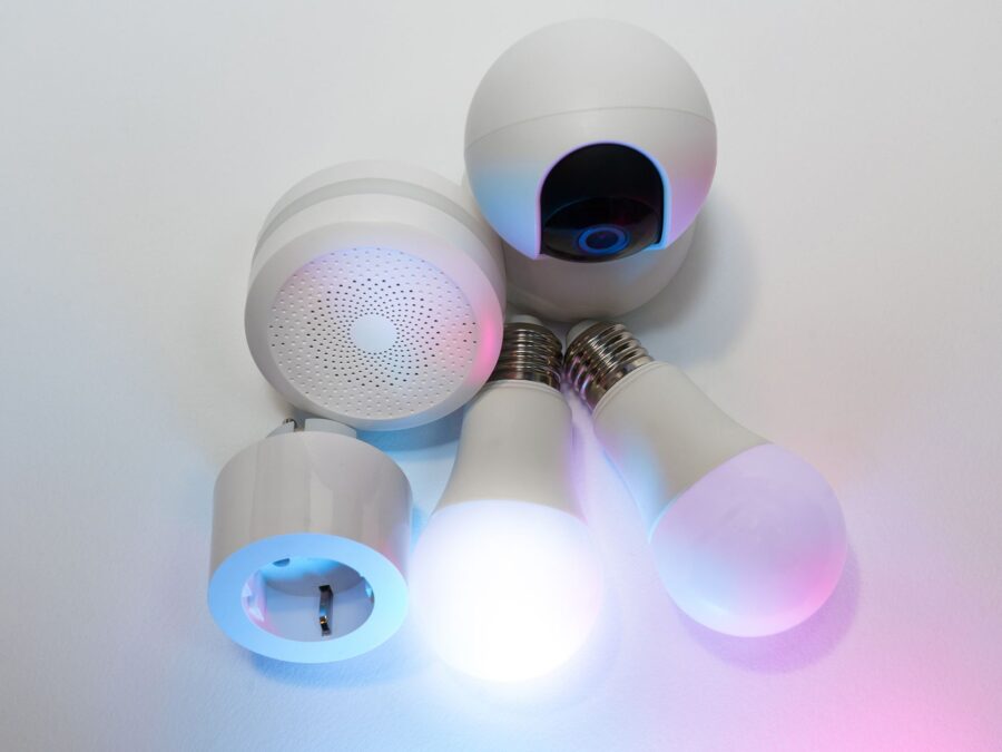 Casa inteligente com smart speaker e lâmpadas conectadas na sala de estar