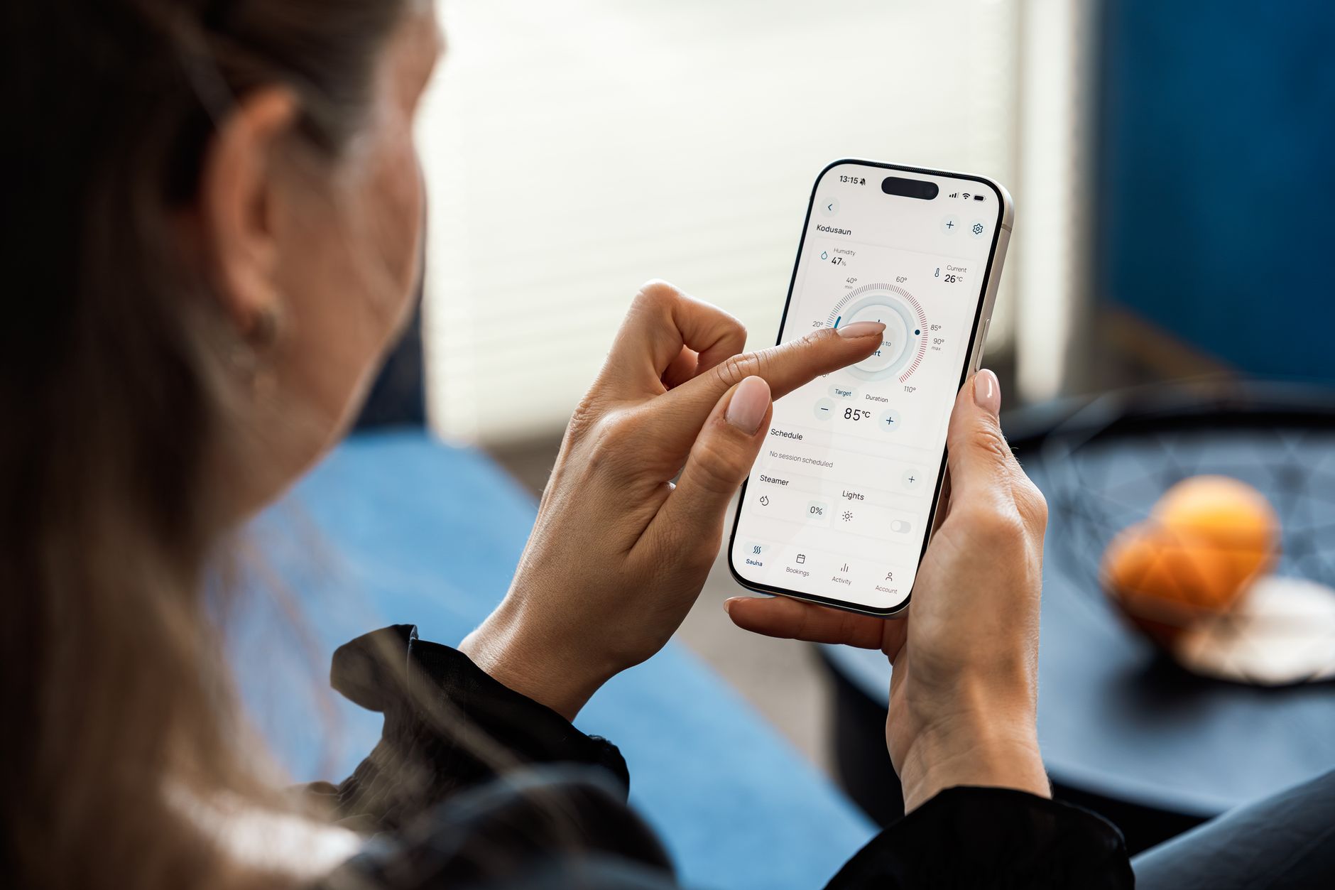 Pessoa controlando dispositivos de casa inteligente pelo aplicativo do celular