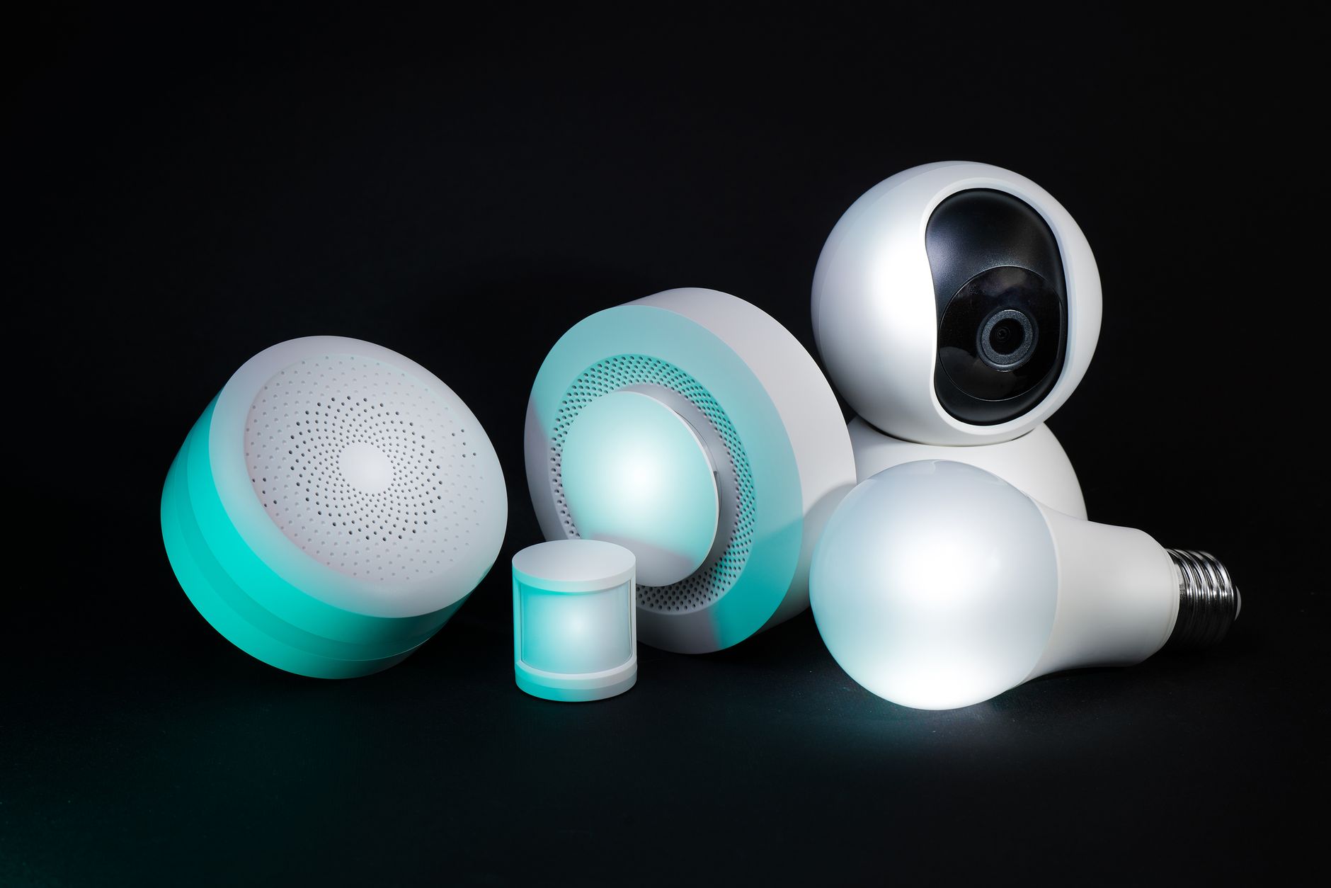 Lâmpada inteligente e sensor Zigbee instalados na parede